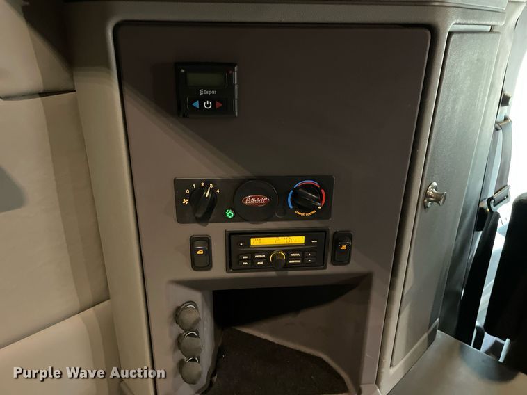 image for item MA9799 2016 Peterbilt 579  semi truck