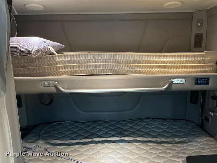 image for item MA9799 2016 Peterbilt 579  semi truck