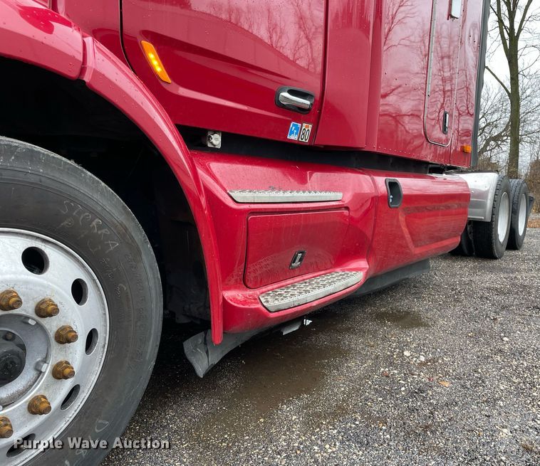 image for item MA9799 2016 Peterbilt 579  semi truck