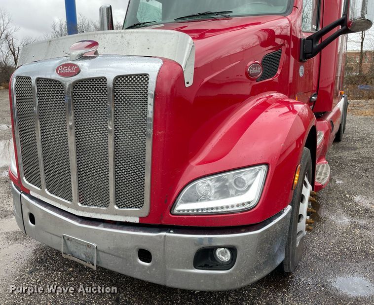 image for item MA9799 2016 Peterbilt 579  semi truck