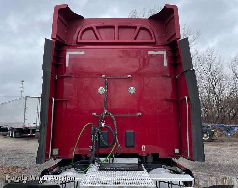 image for item MA9799 2016 Peterbilt 579  semi truck