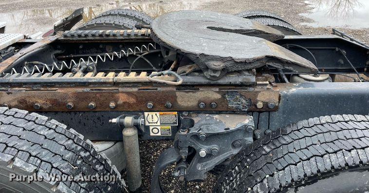 image for item MA9799 2016 Peterbilt 579  semi truck