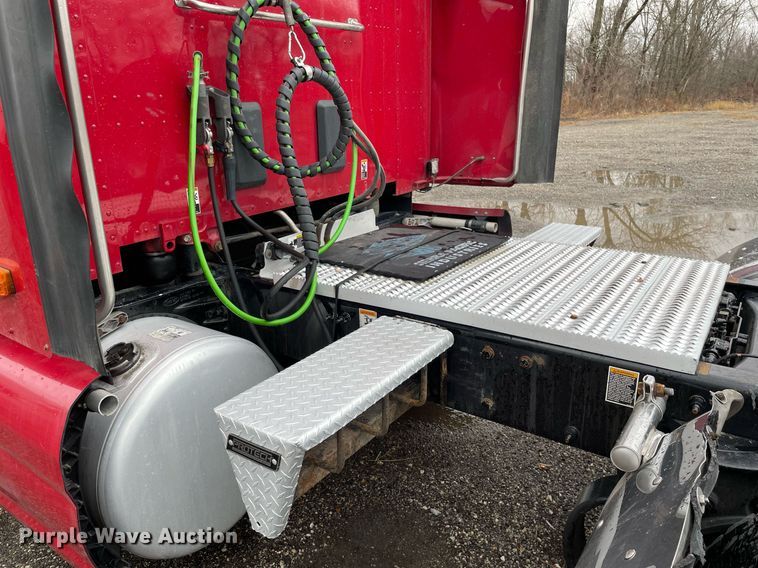 image for item MA9799 2016 Peterbilt 579  semi truck