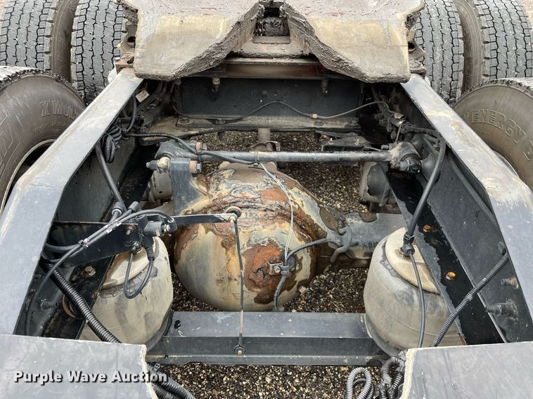 image for item MA9799 2016 Peterbilt 579  semi truck