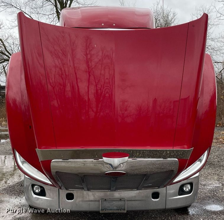 image for item MA9799 2016 Peterbilt 579  semi truck