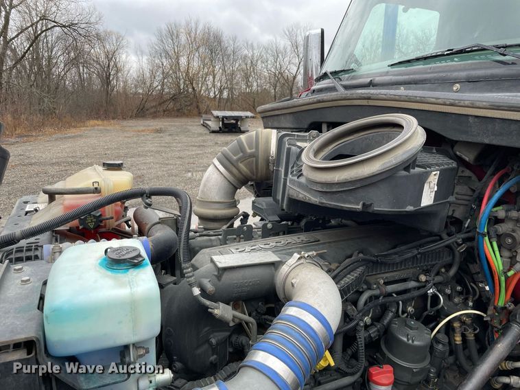 image for item MA9799 2016 Peterbilt 579  semi truck