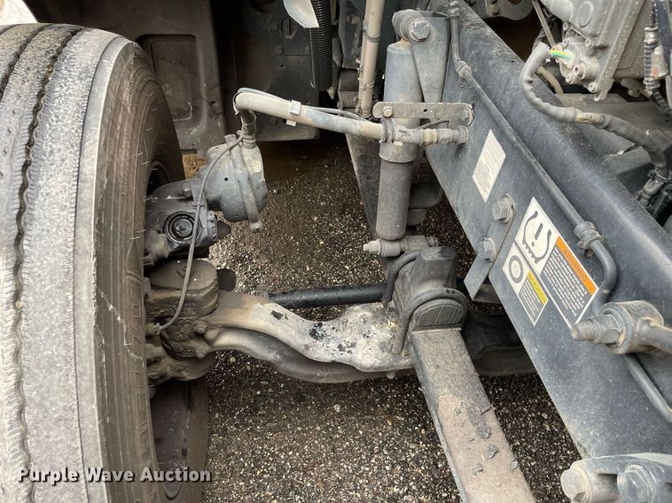 image for item MA9799 2016 Peterbilt 579  semi truck