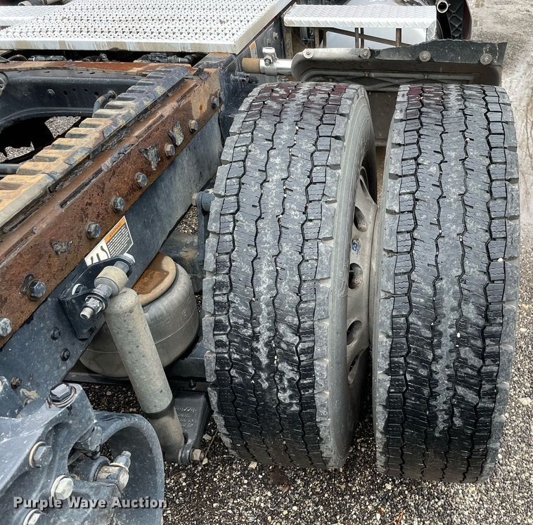 image for item MA9799 2016 Peterbilt 579  semi truck