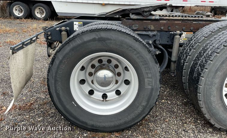 image for item MA9799 2016 Peterbilt 579  semi truck