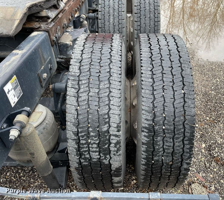 image for item MA9799 2016 Peterbilt 579  semi truck