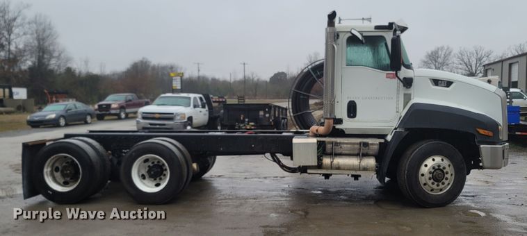 image for item MH9611 2012 Caterpillar CT660S  truck cab and chassis