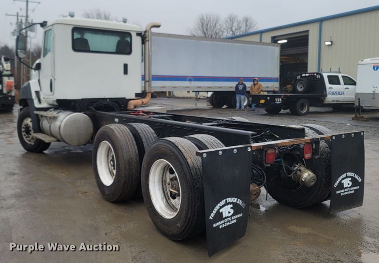 image for item MH9611 2012 Caterpillar CT660S  truck cab and chassis