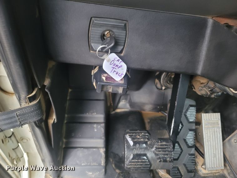 image for item MH9611 2012 Caterpillar CT660S  truck cab and chassis