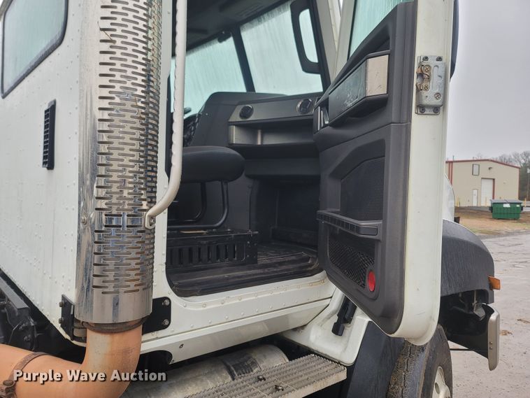 image for item MH9611 2012 Caterpillar CT660S  truck cab and chassis