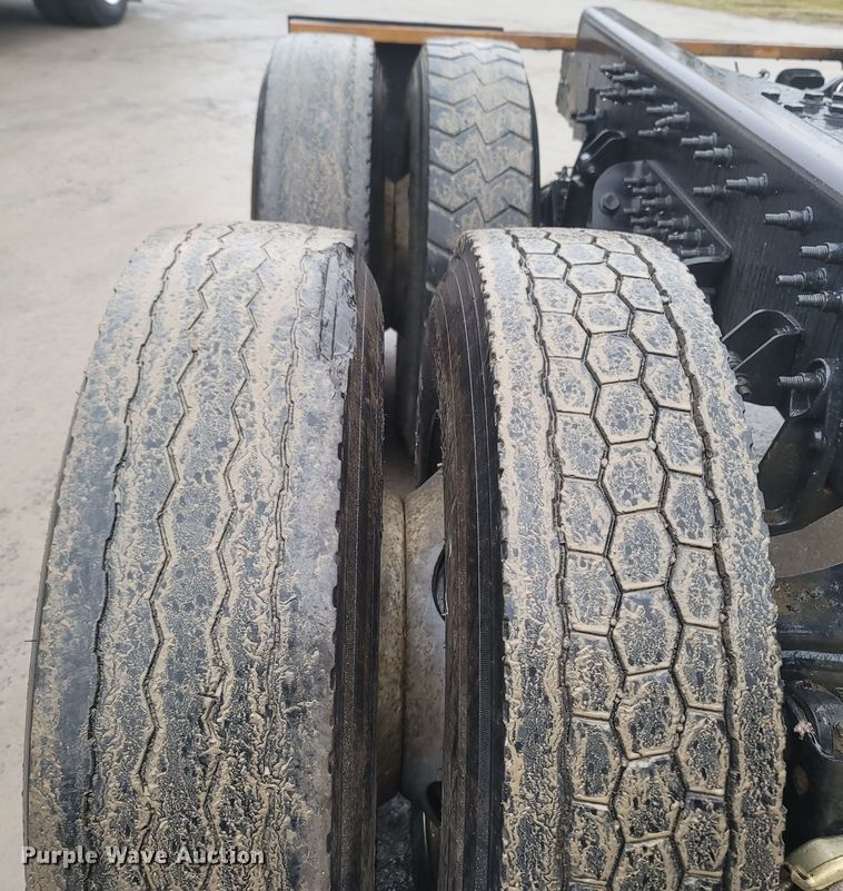 image for item MH9611 2012 Caterpillar CT660S  truck cab and chassis