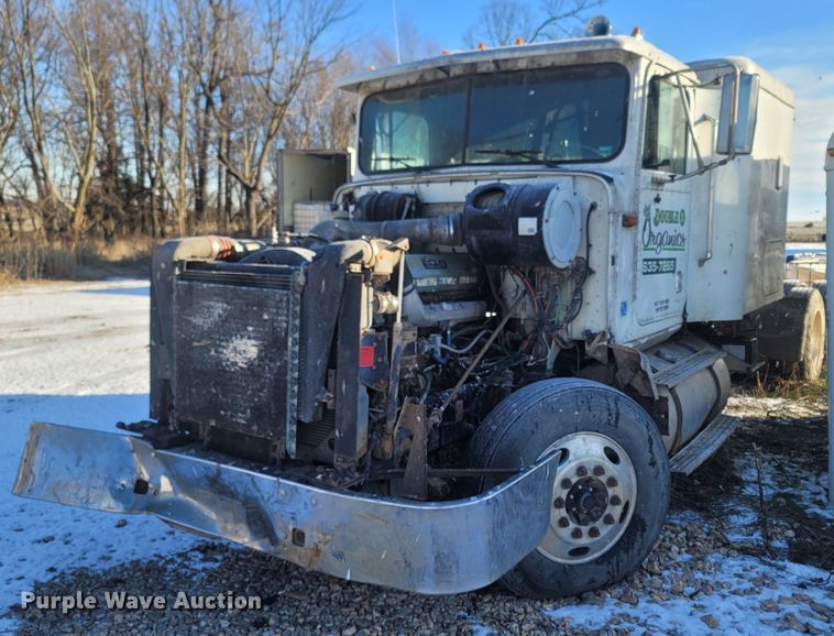 image for item MH9664 1994 International 9400  semi truck
