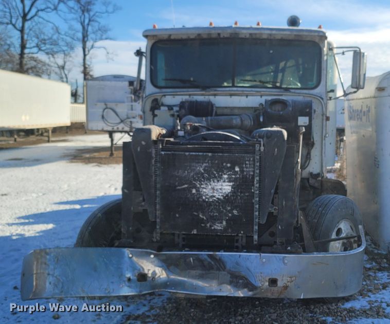 image for item MH9664 1994 International 9400  semi truck