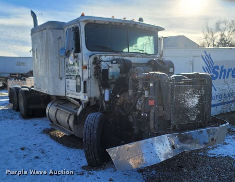 image for item MH9664 1994 International 9400  semi truck