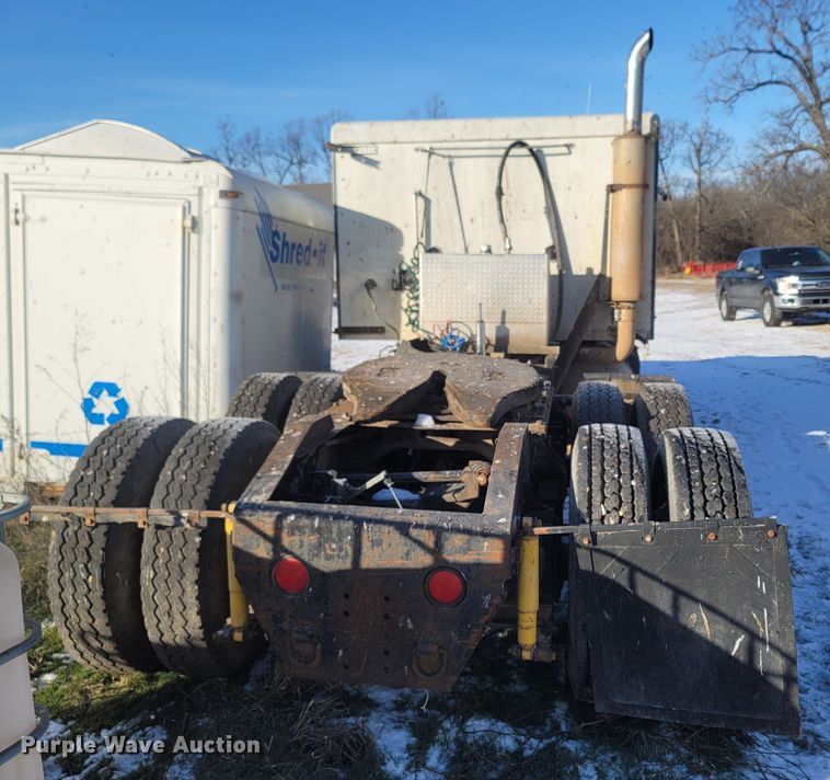 image for item MH9664 1994 International 9400  semi truck