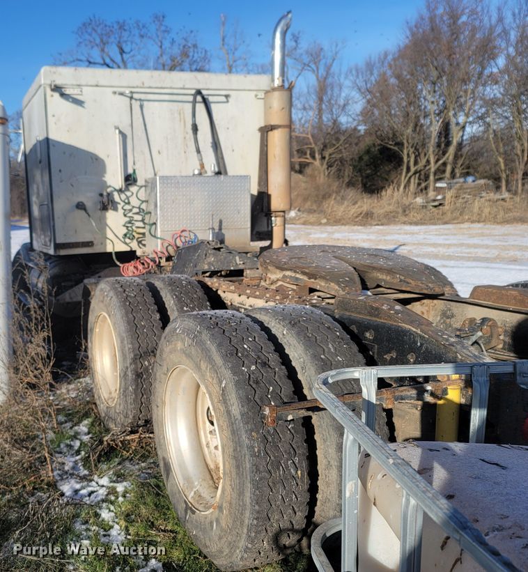 image for item MH9664 1994 International 9400  semi truck