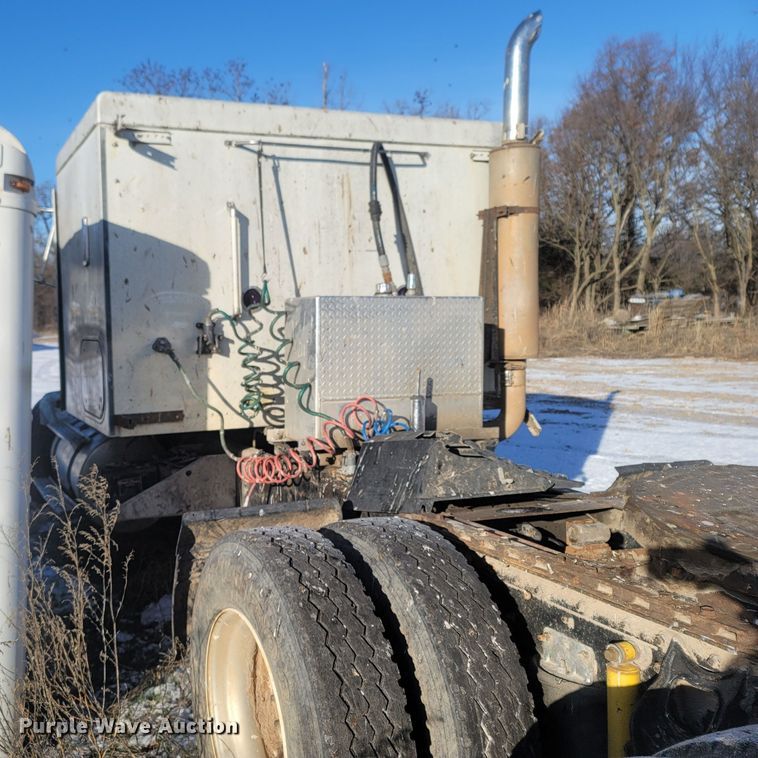 image for item MH9664 1994 International 9400  semi truck