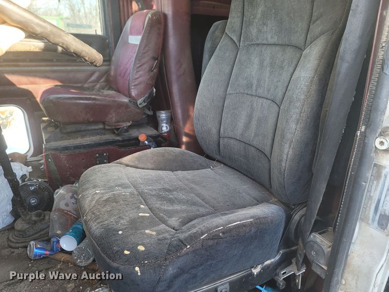 image for item MH9664 1994 International 9400  semi truck