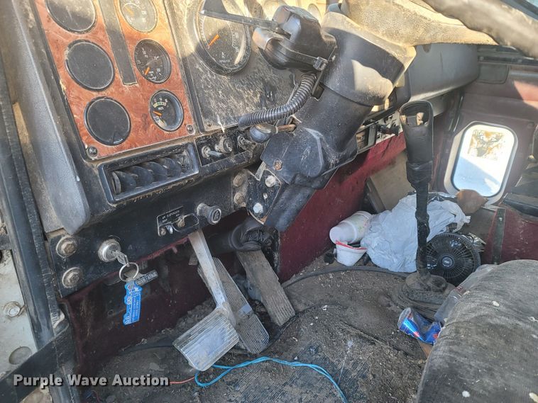 image for item MH9664 1994 International 9400  semi truck