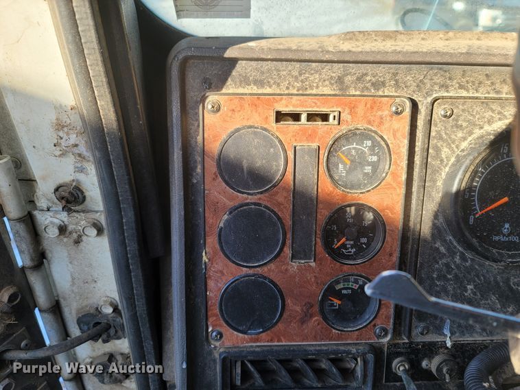 image for item MH9664 1994 International 9400  semi truck