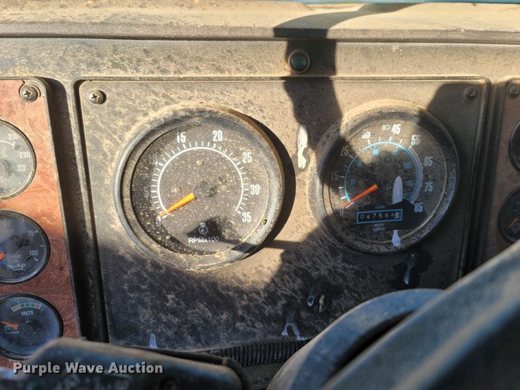 image for item MH9664 1994 International 9400  semi truck