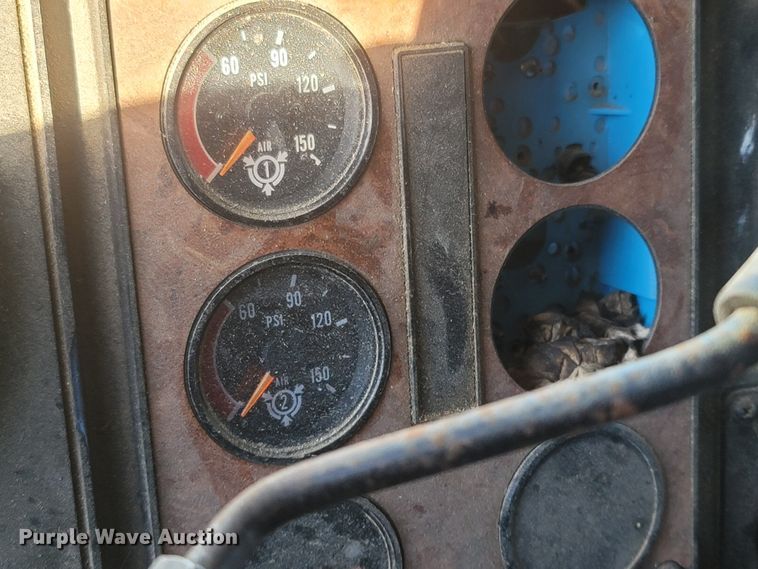 image for item MH9664 1994 International 9400  semi truck