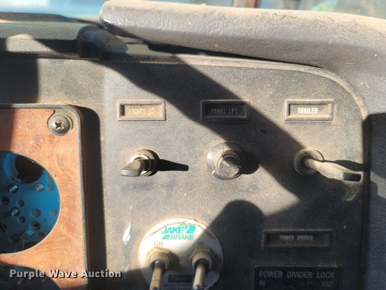 image for item MH9664 1994 International 9400  semi truck