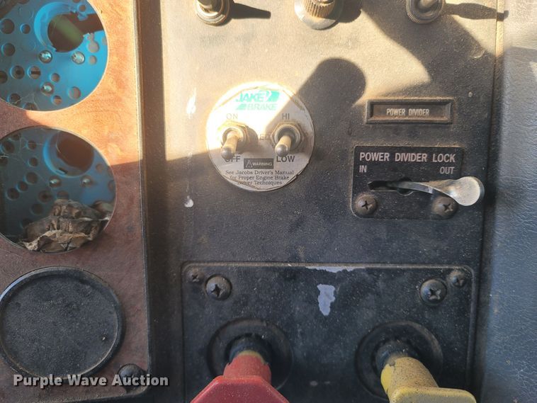 image for item MH9664 1994 International 9400  semi truck