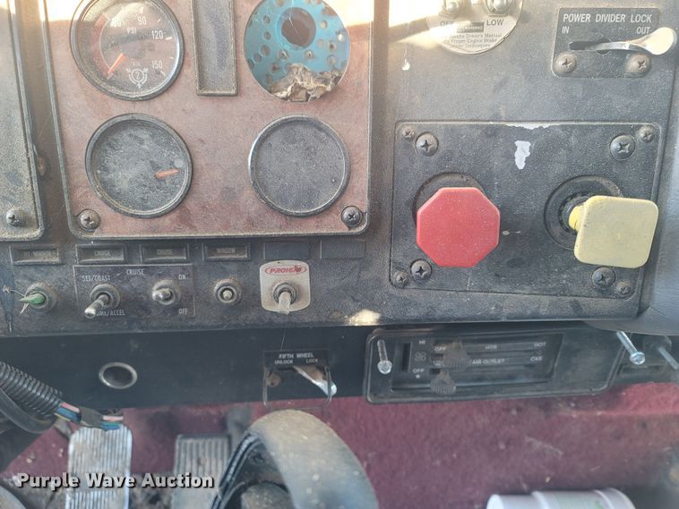 image for item MH9664 1994 International 9400  semi truck