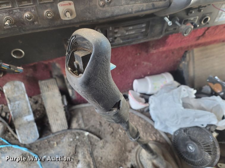 image for item MH9664 1994 International 9400  semi truck