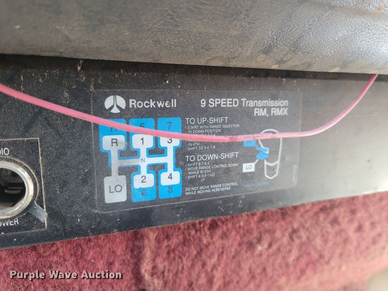 image for item MH9664 1994 International 9400  semi truck