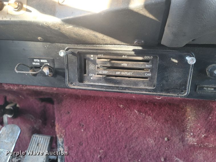 image for item MH9664 1994 International 9400  semi truck