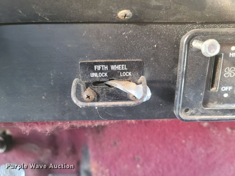 image for item MH9664 1994 International 9400  semi truck