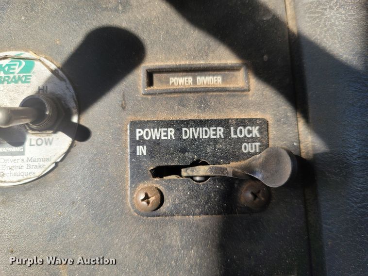 image for item MH9664 1994 International 9400  semi truck