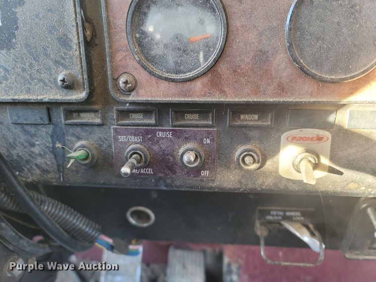 image for item MH9664 1994 International 9400  semi truck