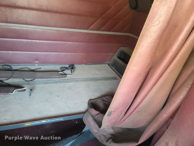 image for item MH9664 1994 International 9400  semi truck