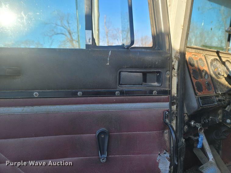 image for item MH9664 1994 International 9400  semi truck