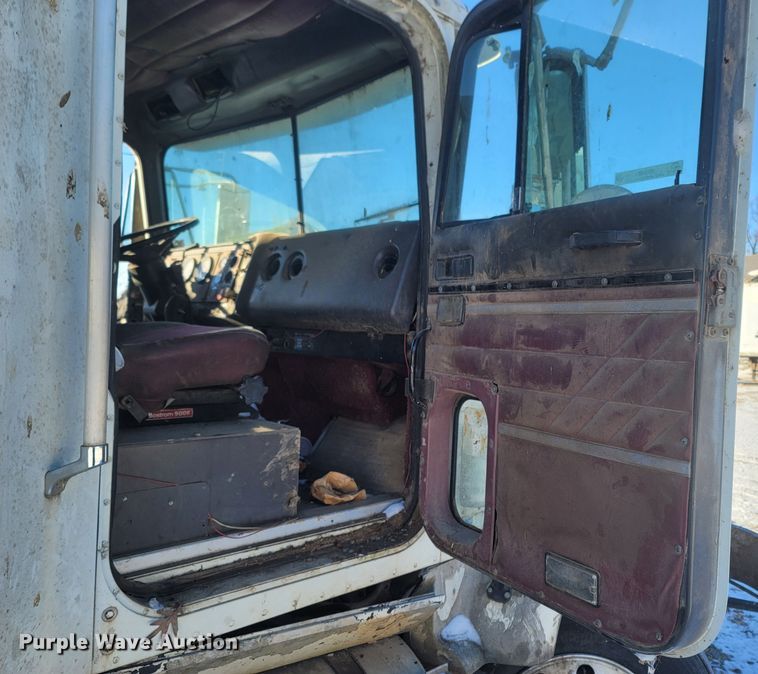 image for item MH9664 1994 International 9400  semi truck