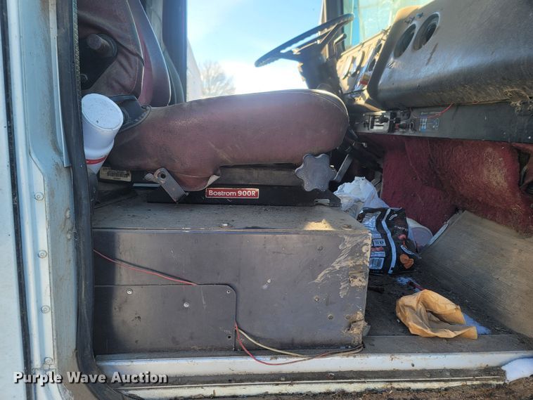 image for item MH9664 1994 International 9400  semi truck