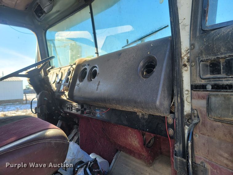 image for item MH9664 1994 International 9400  semi truck