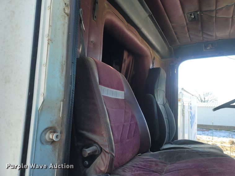 image for item MH9664 1994 International 9400  semi truck