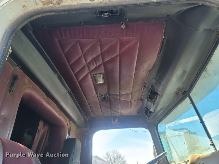 image for item MH9664 1994 International 9400  semi truck