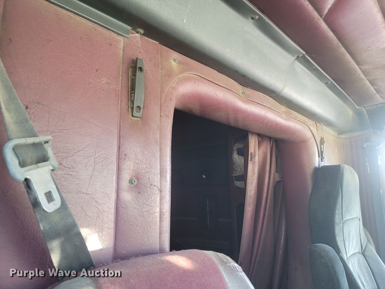 image for item MH9664 1994 International 9400  semi truck