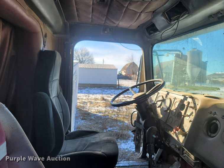 image for item MH9664 1994 International 9400  semi truck