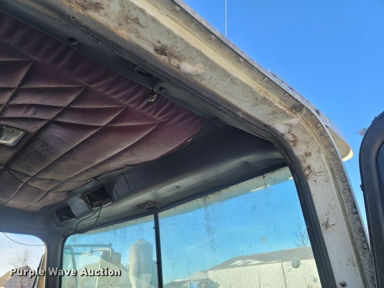 image for item MH9664 1994 International 9400  semi truck