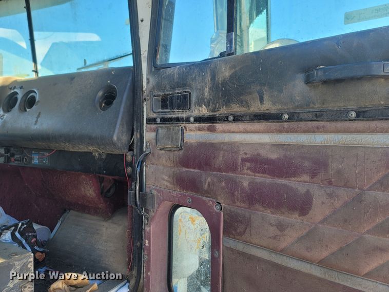 image for item MH9664 1994 International 9400  semi truck